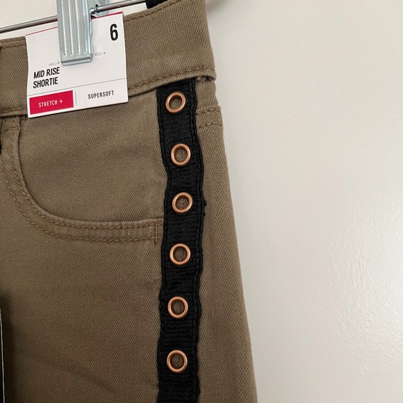 Mid-Rise Shortie Shorts - NWT - Picture 2 of 5